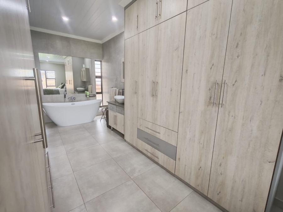 To Let 3 Bedroom Property for Rent in Flamwood North West